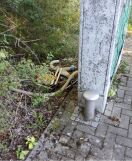 Foto: Müllentsorgung hinter Pumpwerksanlage 
